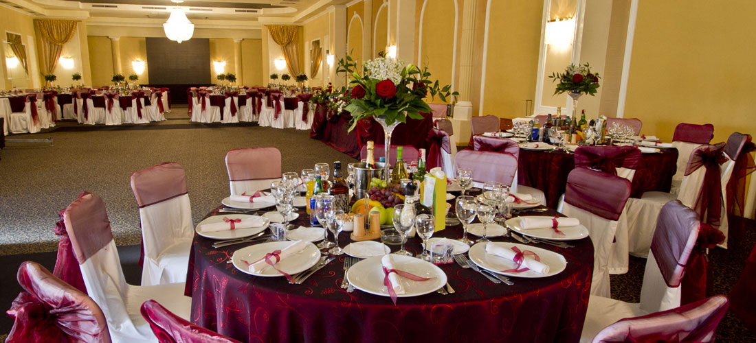 En elegant festvåning erbjuder sittplatser för 150 gäster samtidigt.