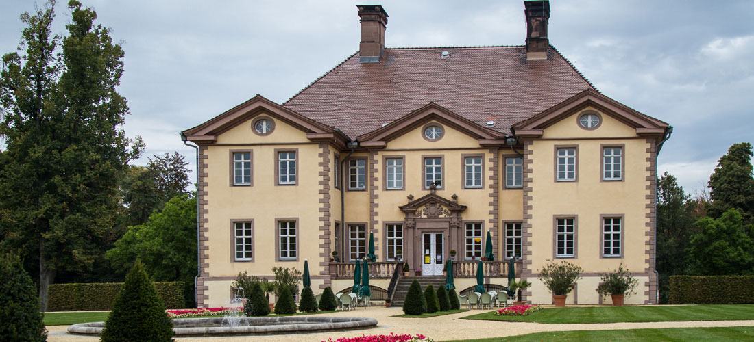 Herrgårdens festliga trädgård välkomnar gästerna.